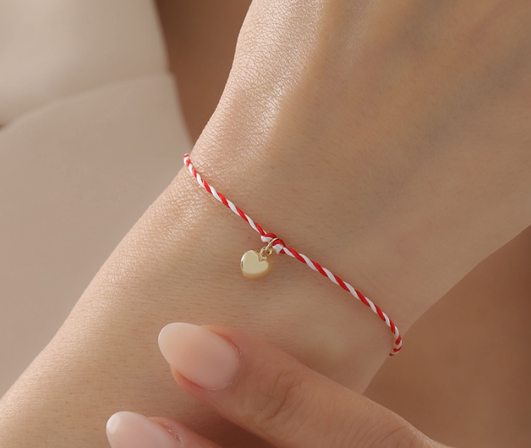 14 AYAR MARTENİCKA KALPLİ KIRMIZI BEYAZ İPLİ BİLEKLİK